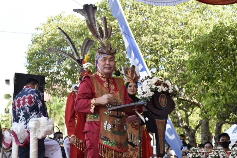 Gubernur Kalimantan Tengah (Kalteng) H. Sugianto Sabran membuka secara resmi Festival Budaya Isen Mulang (FBIM) Tahun 2022, bertempat di Bundaran Besar Palangka Raya, Selasa (17/5/2022).