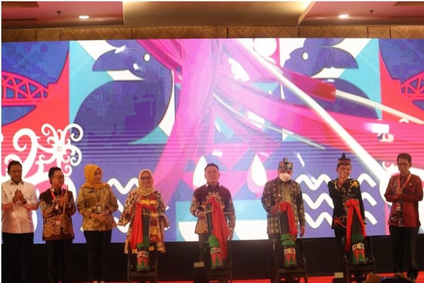 Gubernur Kalimantan Tengah (Kalteng) H. Sugianto Sabran membuka secara resmi Talkshow Borneo Forum ke-5 Tahun 2022 di Swiss Belhotel Danum Palangka Raya, Rabu (24/8/2022).