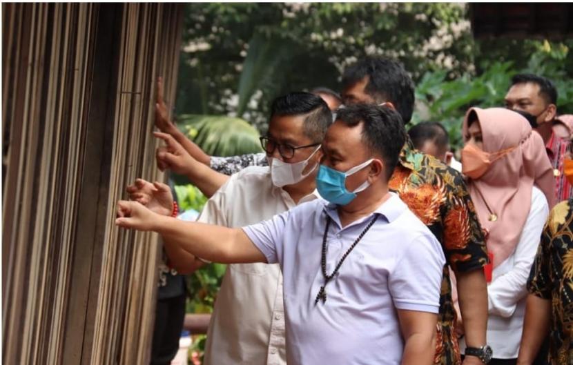 Gubernur Kalimantan Tengah (Kalteng) H. Sugianto Sabran menginstruksikan jajarannya agar dilakukan peremajaan semua aset-aset budaya Kalteng yang ada di anjungan Taman Mini Indonesia Indah (TMII), Jakarta.