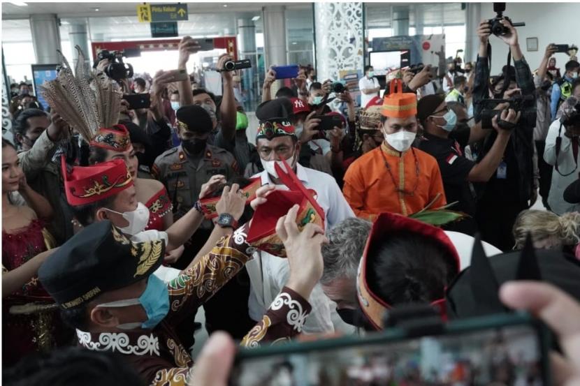 Gubernur Kalimantan Tengah (Kalteng) H. Sugianto Sabran menjemput kedatangan peserta UCI MTB Eliminator World Cup 2022 di Bandara Tjilik Riwut, Palangka Raya, Rabu (24/8/2022).