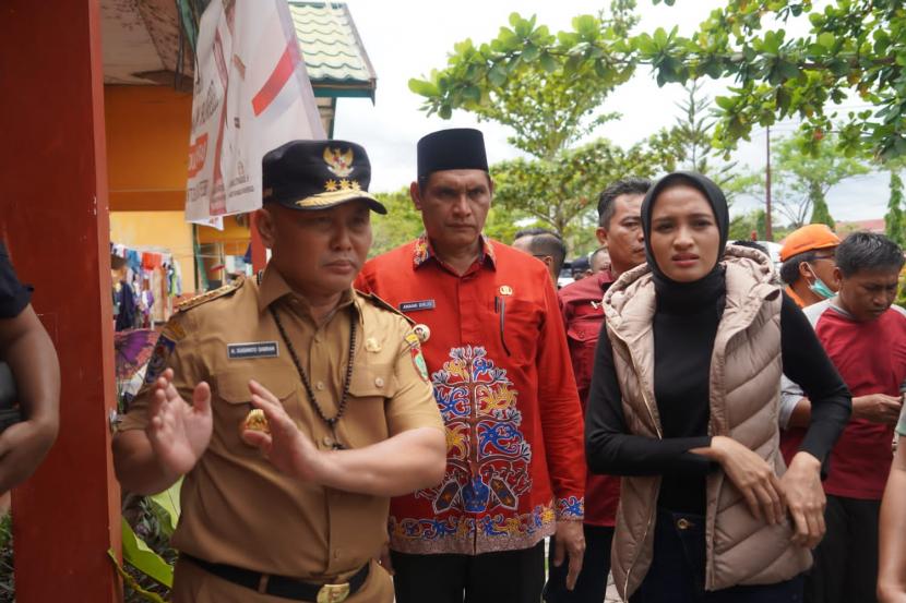 Gubernur Kalimantan Tengah (Kalteng) Sugianto Sabran didampingi Ketua TP PKK Kalteng Ivo Sugianto Sabran meninjau pengungsian warga terdampak banjir.