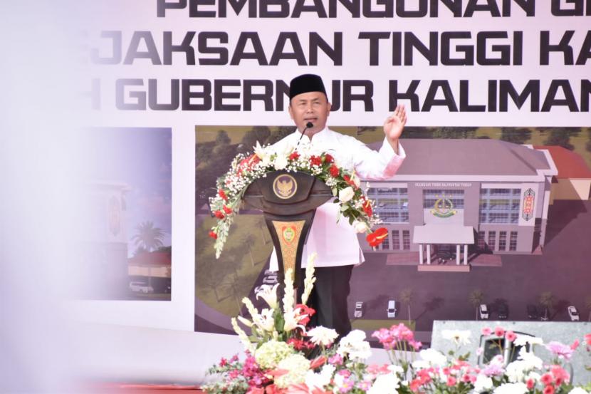 Gubernur Kalimantan Tengah (Kalteng) Sugianto Sabran melakukan peletakan batu pertama pembangunan/rehab Gedung Kantor Kejaksaan Tinggi Kalteng yang berlokasi di Jalan Imam Bonjol Palangka Raya, Jumat (7/10/2022). 