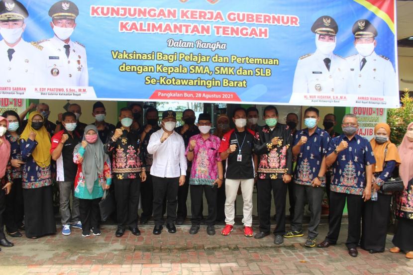 Gubernur Kalimantan Tengah (Kalteng) Sugianto Sabran melakukan peninjauan vaksinasi bagi pelajar pada sejumlah sekolah SMA/SMK di Pangkalan Bun, Kabupaten Kotawaringin Barat, Sabtu (28/8).