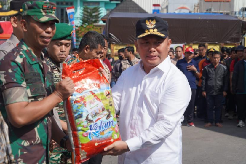  Gubernur Kalimantan Tengah (Kalteng) Sugianto Sabran pimpin Apel Gabungan dan Penyerahan Bantuan Sosial untuk Penanganan Bencana Banjir di Kabupaten Kotawaringin Barat.