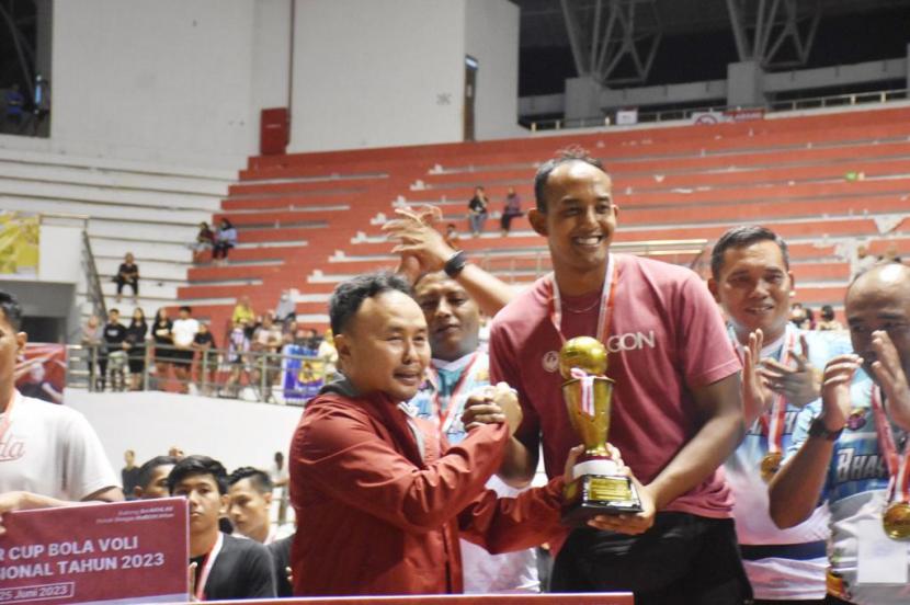 Gubernur Kalimantan Tengah (Kalteng) Sugianto Sabran saat memberikan hadiah utama Gubernur Kalteng Cup Kejuaraan Bola Voli antar klub tingkat nasional.