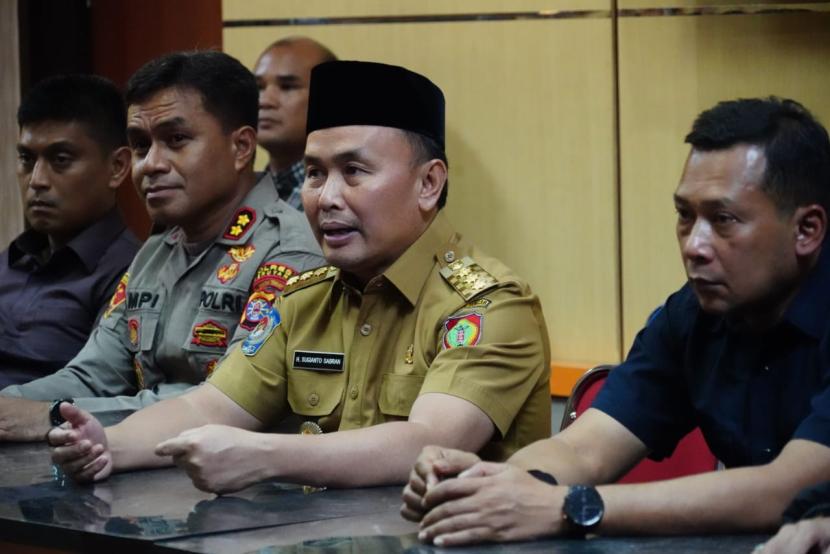 Gubernur Kalimantan Tengah Subianto Sabran, saat berdialog dengan aparat penegak hukum dan warga yang ditahan akibat konflik Bangkal. 