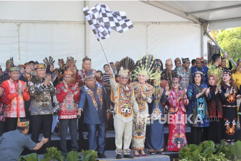 Gubernur Kalimantan Tengan (Kalteng) Agustiar Sabran melepas peserta Karnaval Budaya Festival Budaya Isen Mulang (FBIM) 2025, di Bundaran Besar Palangka Raya, Ahad (18/5/2025). 