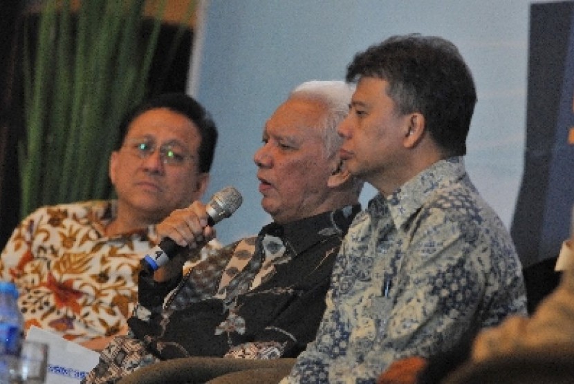 Gubernur Kalimantan Timur Awang Faroek Ishak (tengah).