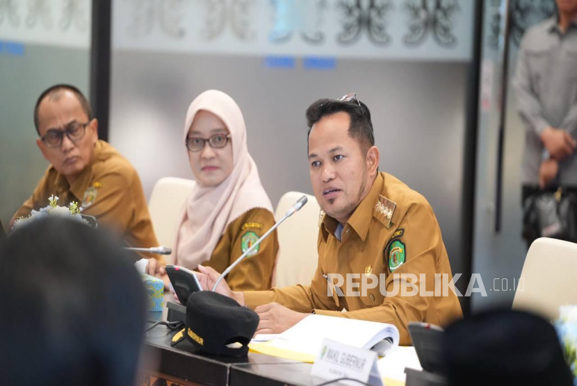 Gubernur Kalimantan Timur H Rudy Masud dan Wakil Gubernur Seno Aji memimpin Rapat Pimpinan di Ruang Ruhui Rahayu Kantor Gubernur Kaltim, Senin (3/3/2025) kemarin. 