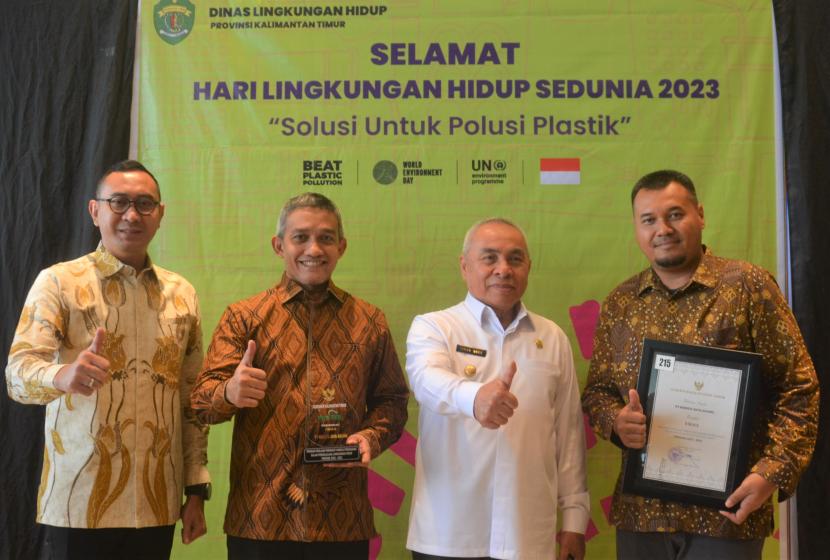 Gubernur Kalimantan Timur, Isran Noor, (kedua dari kanan) menyerahkan penghargaan Program Penilaian Peringkat Kinerja Perusahaan (Proper) Emas kepada tim KIDECO