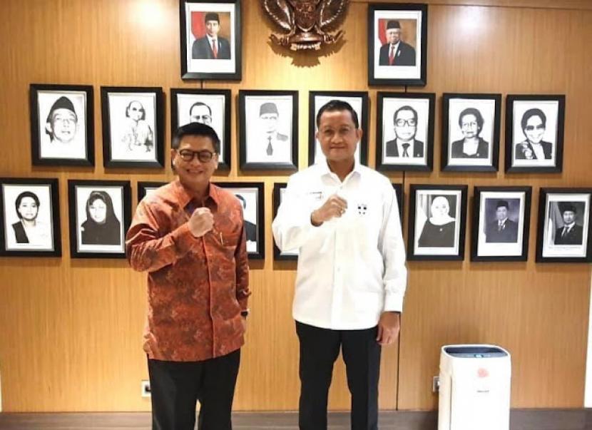 Gubernur Kalimantan Utara (Kaltara) Irianto Lambrie (kiri) dan Menteri Sosial Juliari P. Batubara.