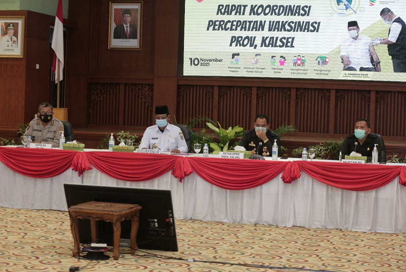 Gubernur Kalsel Dr ( HC) H Sahbirin Noor memimpin langsung Rakor percepatan vaksinasi di Gedung Idham Chalid Banjarbaru, Rabu (10/11). 