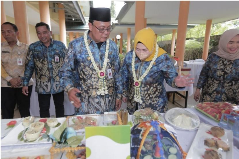 Gubernur Kalsel H. Sahbirin Noor atau akrab disapa Paman Birin menyampaikan apresiasi kegiatan lomba masak serba ikan yang digagas Dinas Kelautan dan Perikanan bekerjasama dengan TP PKK Kalsel di Aula Kampus II BPSDMD Jl. Ambulung Banjarbaru pada Kamis (20/10/2022).