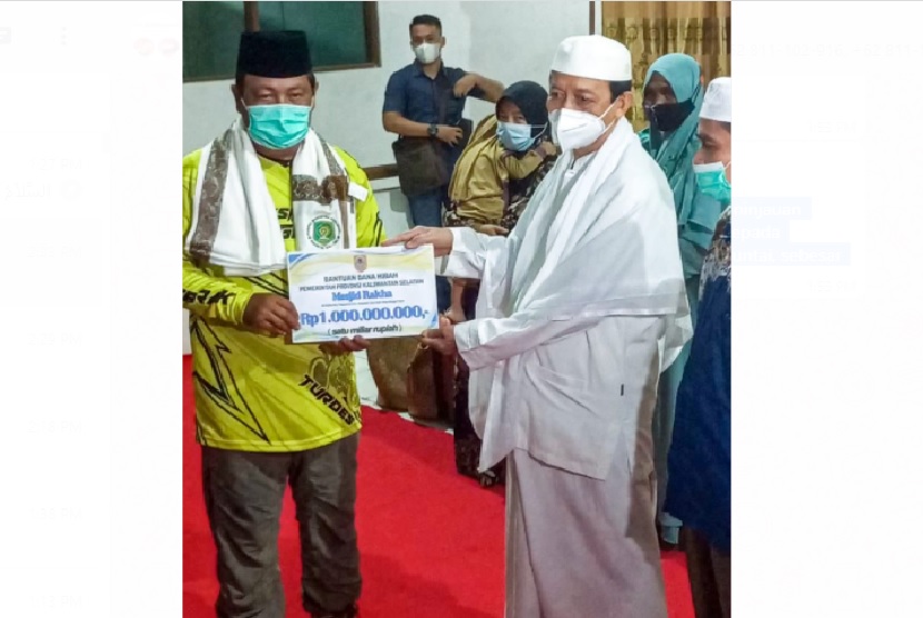 Gubernur Kalsel H Sahbirin Noor, di sela rangkaian kegiatan peninjauan vaksinasi bergerak,  menyerahkan bantuan hibah keagamaan kepada pengelola Pondok Pesantren Rasyidiyah Khalidiyah (Rakha) Amuntai, sebesar Rp1 miliar, Jumat (8/10) malam