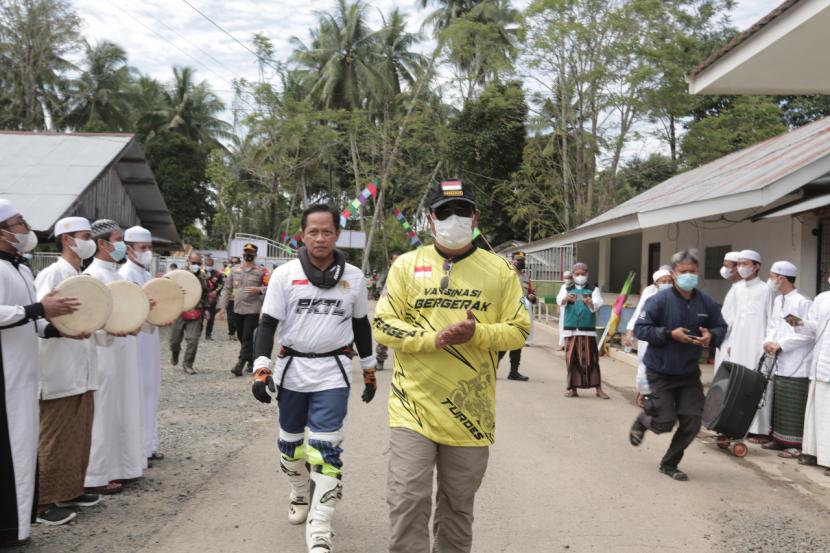 Gubernur Kalsel H Sahbirin Noor mengendarai motor di tengah guyuran hujan lebat menuju daerah daerah pelosok untuk memberikan.motivasi kepada . masyarakat agar mengikuti.vakainasi sebagaimana arahan Presiden Joko Widodo melalui kegiatan Vaksinasi Bergerak 2021