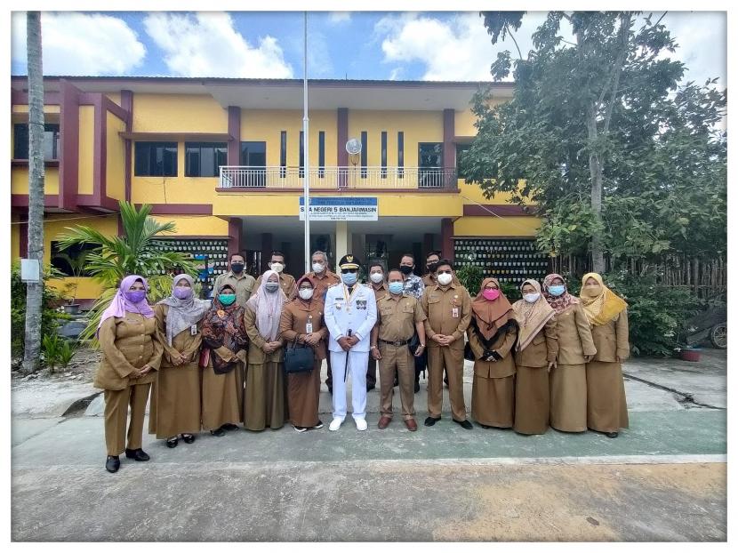 Gubernur Kalsel H Sahbirin Noor saat.mengunjungi kegiatan vaksinasi bergerak di SMAN 5 , Jl Sultan Adam, Banjarmasin Selasa (5/10).