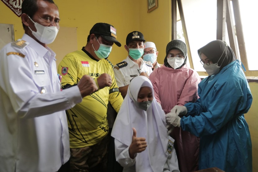 Gubernur Kalsel saat mengunjungi Ponpes Ubudiyah dalam rangkaian Vaksinasi Bergerak, di Kabupaten Tanah Laut (6/10).