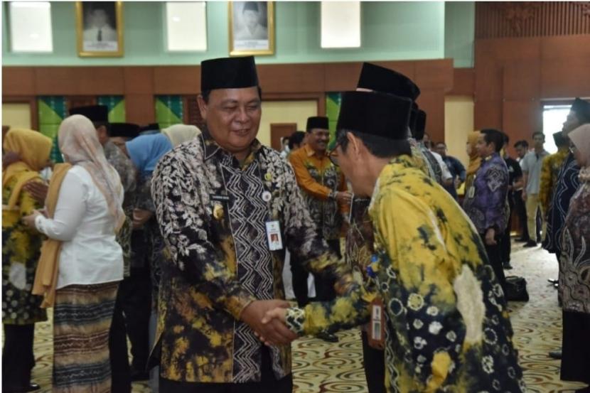 Gubernur Kalsel Sahbirin Noor atau Paman Birin melantik dan mengambil sumpah 101 pejabat lingkup Pemprov Kalsel pada Rabu (16/11/2022). Pejabat yang dilantik terdiri dari 3 Pimpinan Tinggi Pratama, 51 Pejabat Administrator dan 47 Pejabat Pengawas.