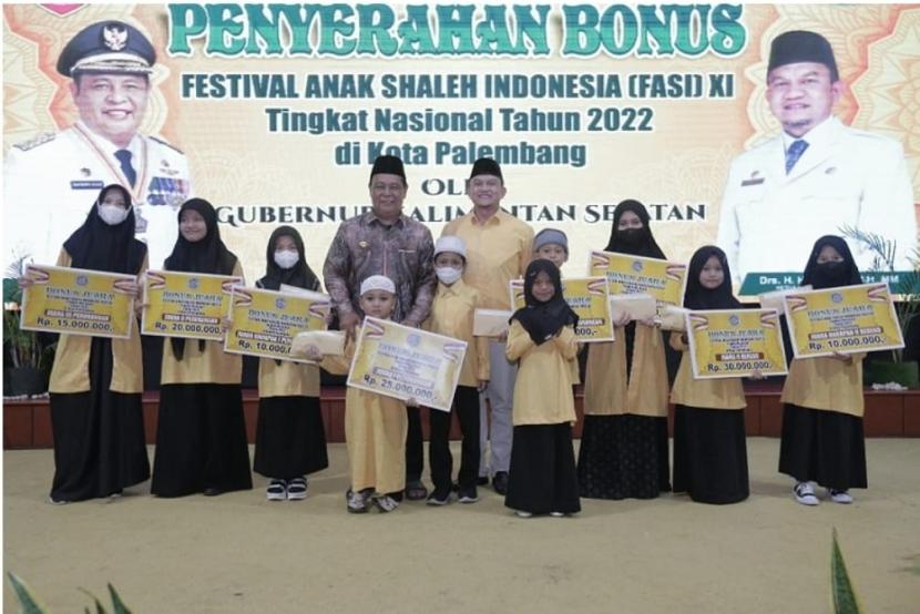 Gubernur Kalsel Sahbirin Noor atau Paman Birin menyerahkan bonus kepada kafilah Kalimantan Selatan yang telah mempersembahkan gelar juara umum pada ajang Festival Anak Sholeh Indonesia (FASI) di Palembang, Sumatera Selatan, 24-27 Maret 2022 lalu.
