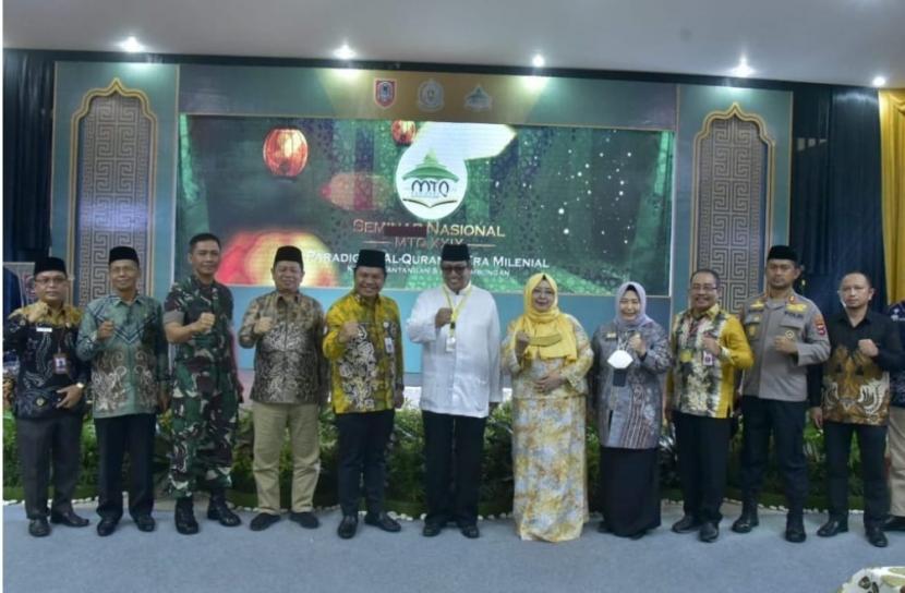 Gubernur Kalsel Sahbirin Noor dalam acara Pembukaan Seminar Nasional dengan tema “Paradigma Al-Qur’an di Era Milenial, Kajian dan Tantangan” di Kebun Raya Banua, Banjarbaru pada Jumat (14/10/2022).