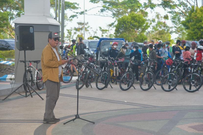 Gubernur Kalsel Sahbirin Noor mengayunkan bendera start sebagai tanda melepas keberangkatan peserta.Sebelumnya, Sahbirin menyampaikan apresiasi kepada OJK Regional 9 Kalimantan dan Bank Kalsel yang telah menyelenggarakan acara fun bike.