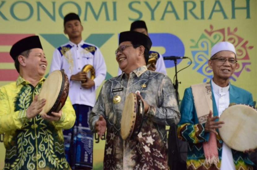  Gubernur Kalsel Sahbirin Noor (tengah) saat menghadiri Banua Ekonomi Syariah Expo 2023 di Kota Banjarbaru, Kalimantan Selatan, Senin (23/10/2023).