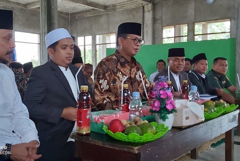 Gubernur Kaltara, Irianto Lambrie  (berbaju batik) menyatakan Pemerintah Provinsi Kalimantan Utara selama pandemi COVID-19 masih terus memberikan pelayanan 