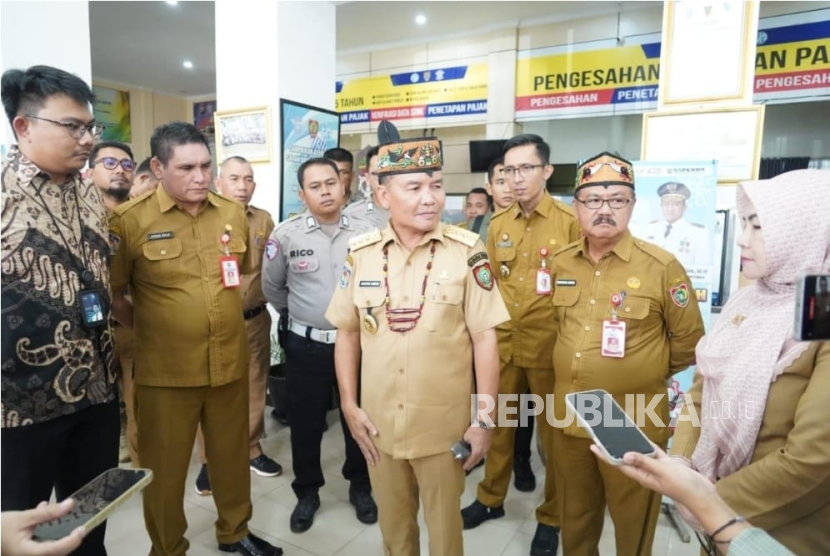 Gubernur Kalteng Agustiar Sabran melakukan sidak ke Samsat Palangka Raya. Ia menegaskan pungli dan percaloan dalam pelayanan publik mesti diberantas. 
