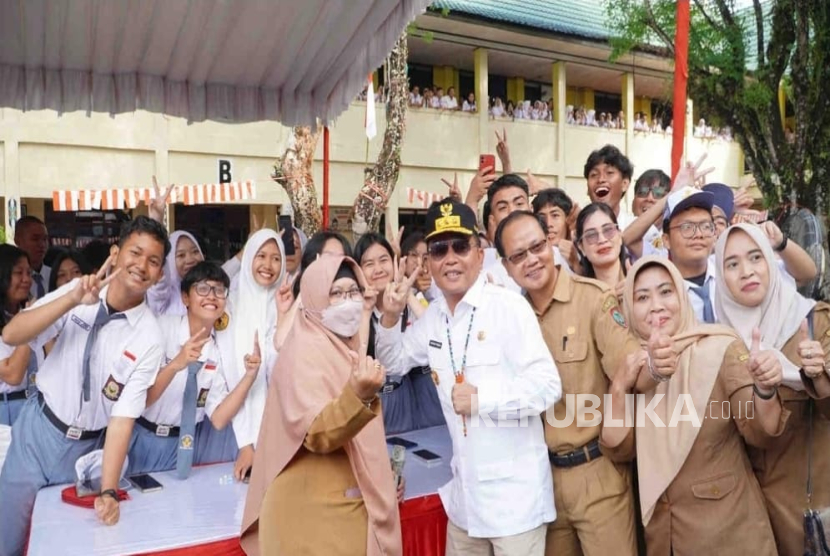 Gubernur Kalteng Agustiar Sabran membuka pelaksanaan pemeriksaan kesehatan gratis bagi siswa SMAN 2 Palangka Raya, Selasa (19/8/2025).