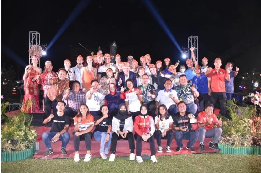Gubernur Kalteng foto bersama dengan seluruh peserta UCI MTB Eliminator World Cup Tahun 2022.