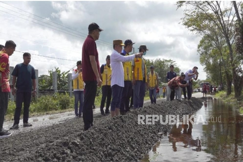 Gubernur Kalteng H Agustiar Sabran (berbaju putih) meninjau jalan rusak di Lingkar Luar Palangka Raya, Sabtu (15/3/2025).