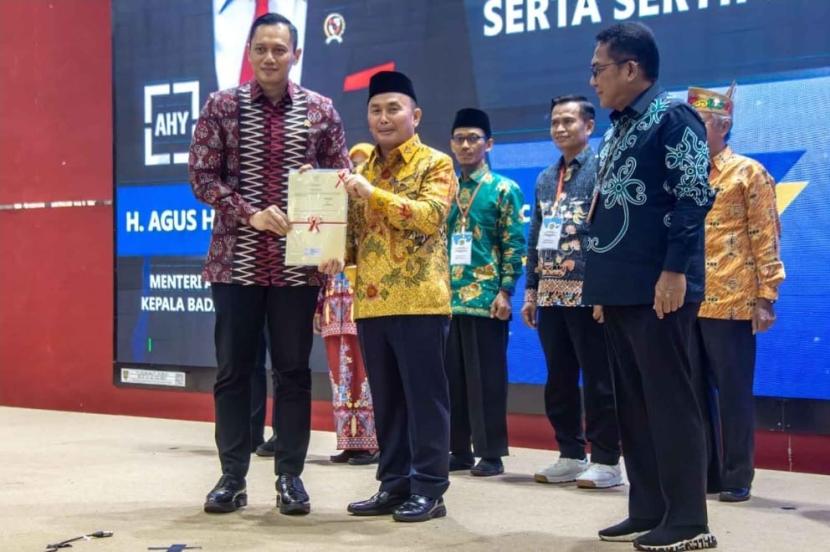 Gubernur Kalteng H. Sugianto Sabran bersama Menteri Agraria dan Tata Ruang/Badan Pertanahan Nasional (ATR/BPN) Agus Harimurti Yudhoyono (AHY).
