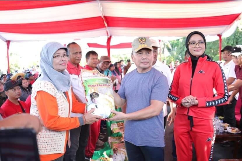 Gubernur Kalteng H Sugianto Sabran Jalan Sehat bersama ASN Lingkup Pemprov Kalteng, di Bundaran Besar Palangka Raya, Ahad (9/6/2024).