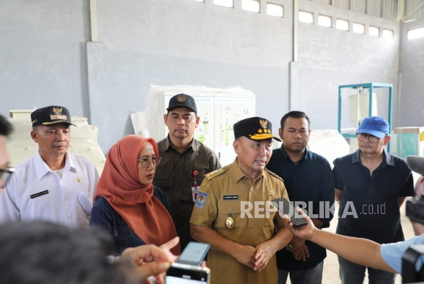 Gubernur Kalteng H. Sugianto Sabran melakukan peninjauan ke lokasi pembangunan pabrik pakan ternak di Kecamatan Parenggean Kabupaten Kotawaringin Timur, Rabu (16/10/2024).