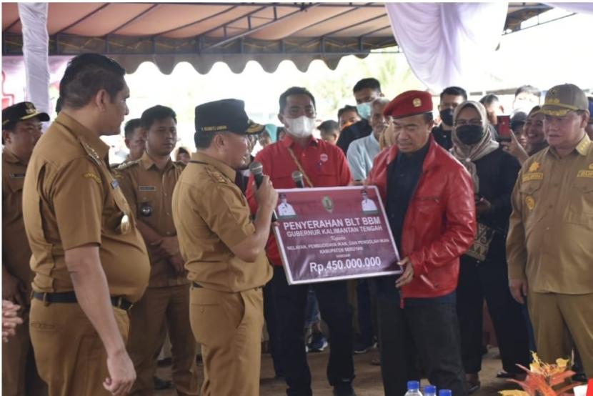 Gubernur Kalteng H Sugianto Sabran menyalurkan paket bantuan sembako bagi masyarakat yang terdampak banjir di Kabupaten Seruyan, Senin (26/9/2022).