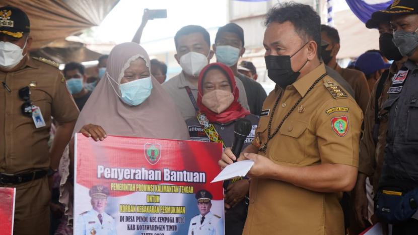 Gubernur Kalteng H. Sugianto Sabran menyerahkan bantuan kepada korban kebakaran Pasar Pundu pada Senin (24/1/2022)