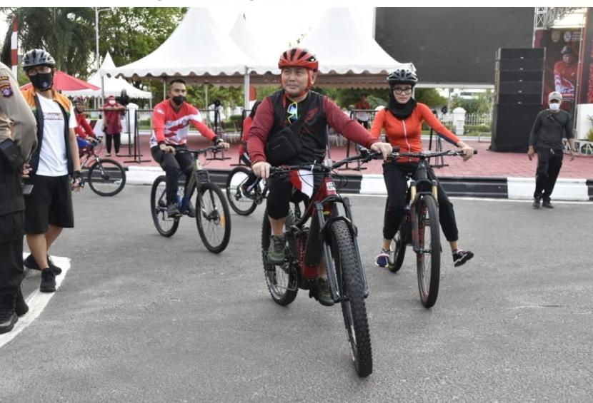 Gubernur Kalteng Sugianto Sabran bersama Kepala Staf Kepresidenan RI Moeldoko melepas kegiatan bersepeda (gowes) atau Fun Bike yang mengelilingi sebagian wilayah kota Palangka Raya. 