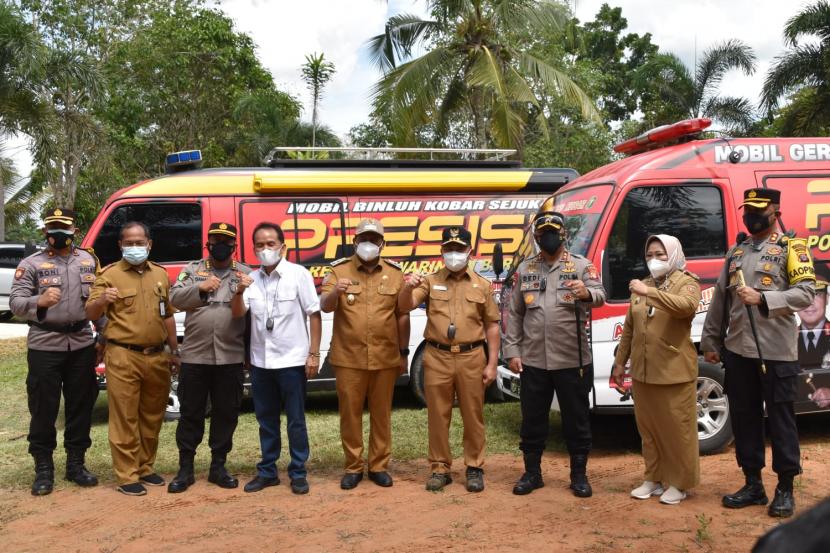 Gubernur Kalteng Sugianto Sabran di sela-sela kunjungan lapangannya memantau langsung pelaksanaan vaksin bagi pelajar SMP dan masyarakat umum di SMP 1 Pangkalan Banteng Kabupaten Kotawaringin Barat, Selasa (12/10).