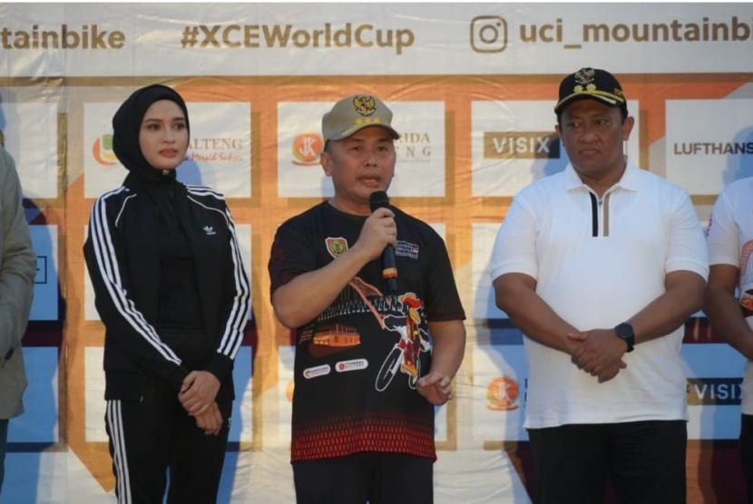 Gubernur Kalteng Sugianto Sabran hadir dalam kejuaraan dunia balap sepeda gunung atau UCI Mountain Bike (MTB) Eliminator Cup 2024, di Halaman Stadion Tuah Pahoe Palangka Raya, Ahad (19/5/2024).