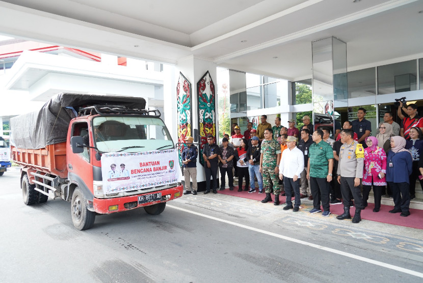 Gubernur Kalteng Sugianto Sabran lepas bantuan korban banjir di wilayah Kalteng bertempat di Lobby Kantor Gubernur Kalteng - Jumat 26 januari 2024