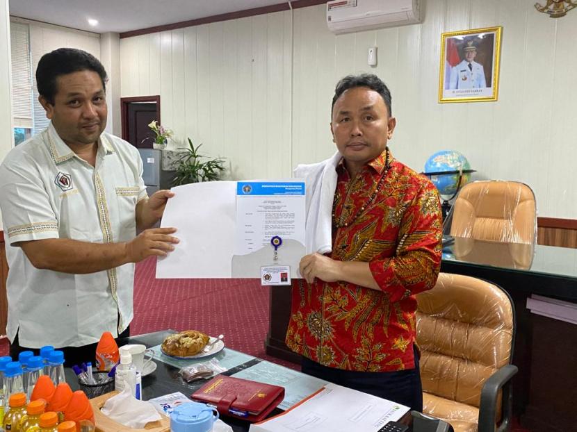 Penyerahan Kartu Tanda Anggota Kehormatan PWI oleh Ketua PWI Kalteng M. Harris Sadikin kepada Gubernur Kalimantan Tengah Sugianto Sabran.