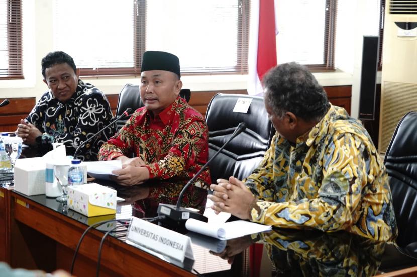 Gubernur Kalteng Sugianto Sabran saat menyampaikan paparannya usai penandatanganan Nota Kesepakatan Bersama dengan Universitas Indonesia (UI), bertempat di Ruang Rapat A Lantai 2 Gedung PAU, Kampus UI Depok, Rabu (1/3/2023).