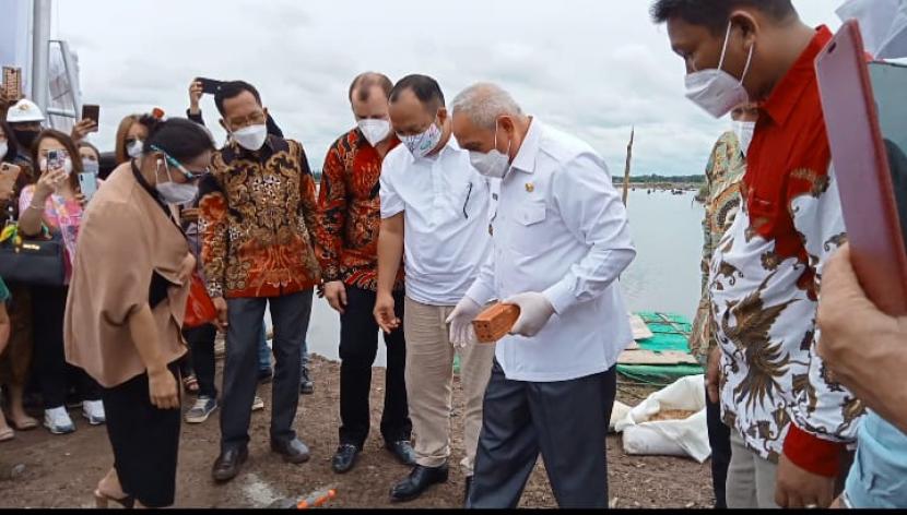 Gubernur Kaltim, Dr Ir H Isran Noor, M.Si melakukan peletakan batu pertama dan pembukaan tirai papan proyek diselenggarakan Selasa, 22 September 2021.