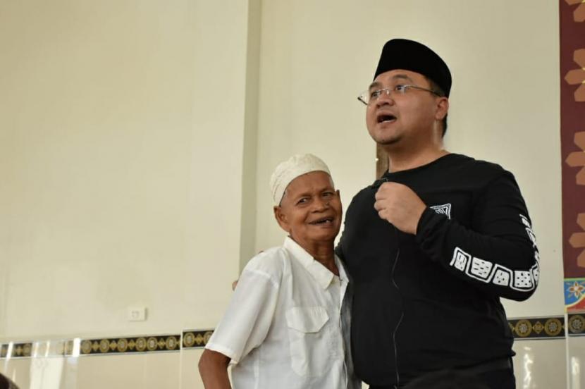 Gubernur Kep. Babel, Erzaldi Rosman serahkan santunan kepada 100 orang lansia di Kabupaten Belitung Timur. 
