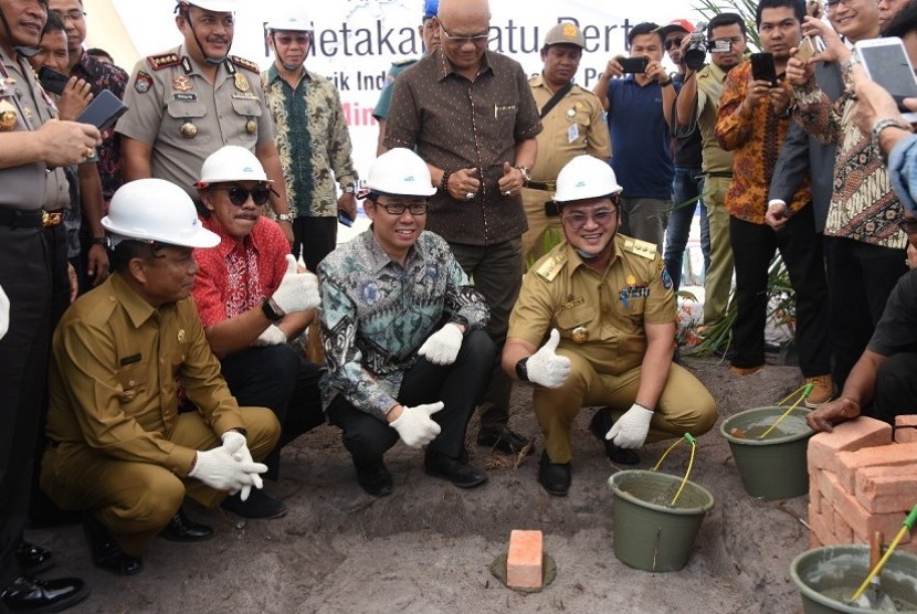 Gubernur Kepulauan Babel, Erzaldi Rosman dalam peletakan batu pertama pabrik PT Putra Prima Mineral Mandiri membangun pabrik di Kabupaten Bangka, Bangka Belitung. 