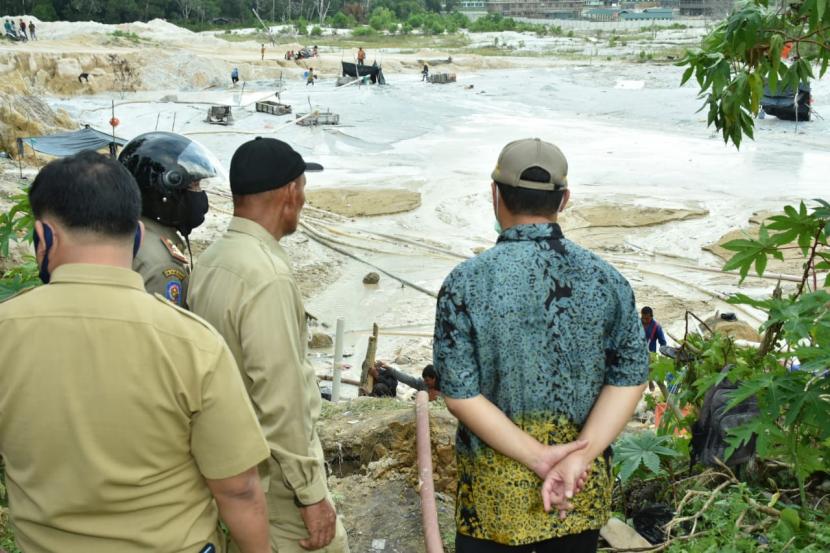  Gubernur Kepulauan Bangka Belitung (Babel), Erzaldi Roman, meninjau lahan persiapan pembangunan Kantor Wilayah Pekerjaan Umum (PU) Provinsi Kepulauan Bangka Belitung, Senin (15/6).
