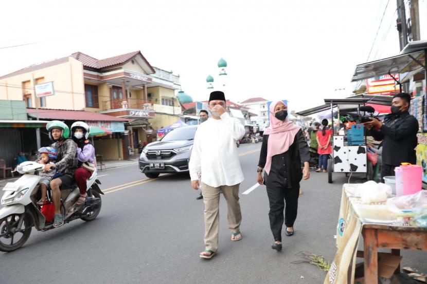 Gubernur Kepulauan Bangka Belitung (Babel) Erzaldi Rosman bersama istri, Melati Erzaldi, berburu takjil di Kampung Ramadhan.