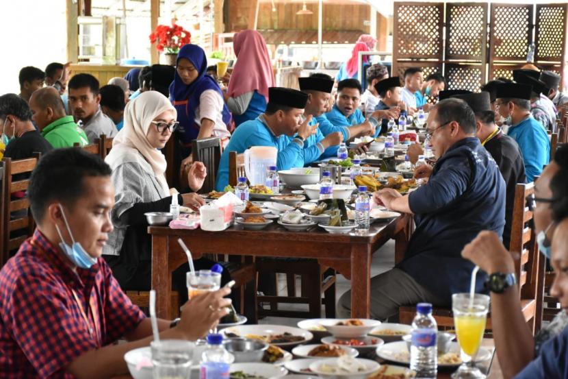 Gubernur Kepulauan Bangka Belitung (Babel), Erzaldi Rosman bersama Ketua Tim Penggerak PKK Provinsi Kepulauan Bangka Belitung, Melati Erzaldi mengajak Kafilah Bangka Belitung menikmati wisata kuliner di Sumatera Barat.