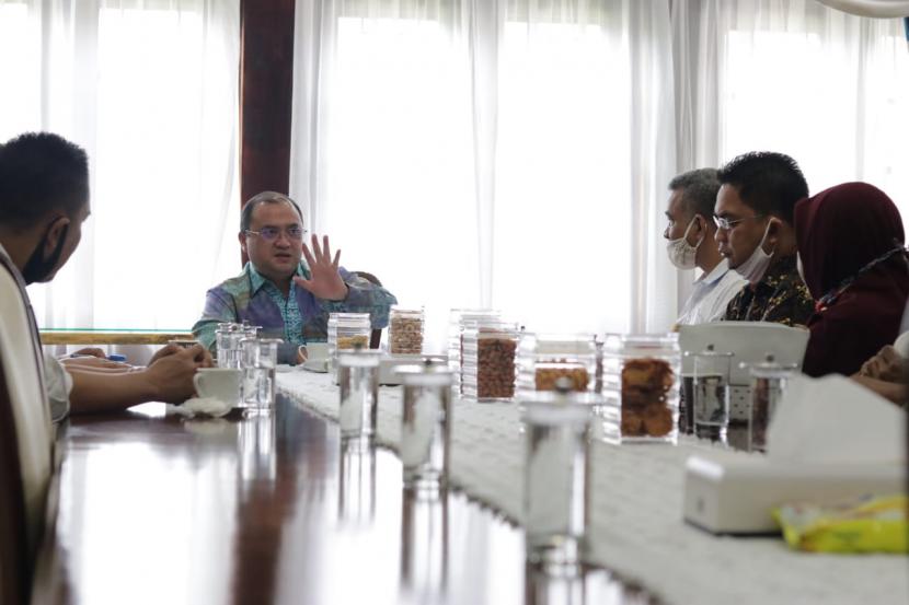 Gubernur Kepulauan Bangka Belitung (Babel), Erzaldi Rosman, bersama Persatuan Gaharu Tanaman Rakyat Indonesia (Pegatri) Bangka Belitung membahas keinginan investor yang berinvestasi di Babel. 