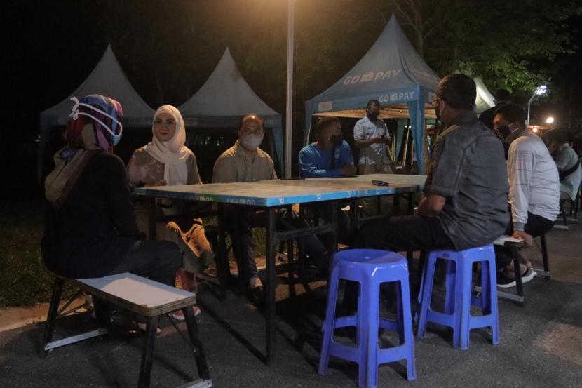 Gubernur Kepulauan Bangka Belitung (Babel), Erzaldi Rosman beserta istri, Ibu Melati Erzaldi mengunjungi Belitung Food Street di Jalan Kemuning Tanjung Pandan.
